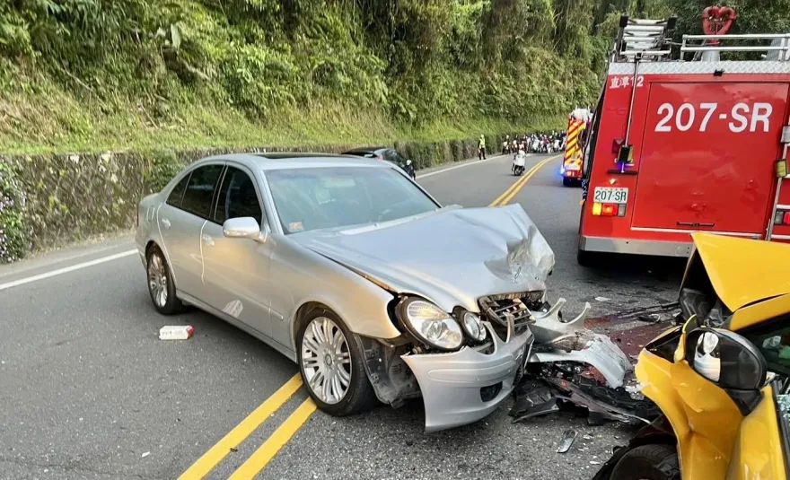 台9線賓士越線對撞小黃3人傷　2車頭全毀賓士男自稱「打瞌睡」釀禍