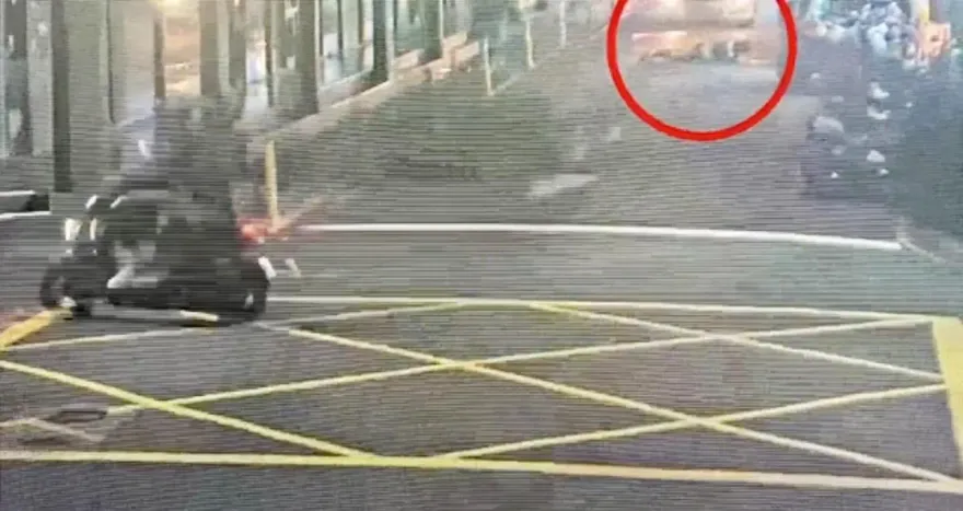 影/醉漢北市東區街頭路倒躺路擋車　瘋狂暴走遭警管束酒醒道歉來不及了