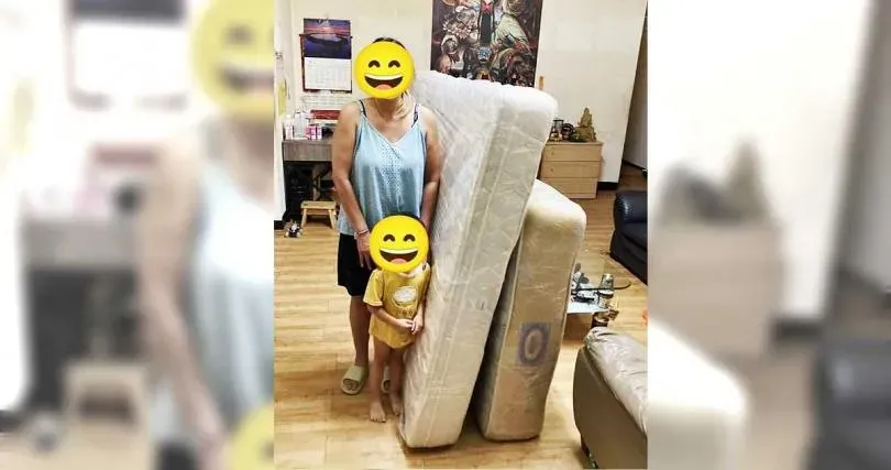 床都睡塌了！不捨老婦遭棄「睡垃圾堆」　他搖身變聖誕老公公助清貧好眠