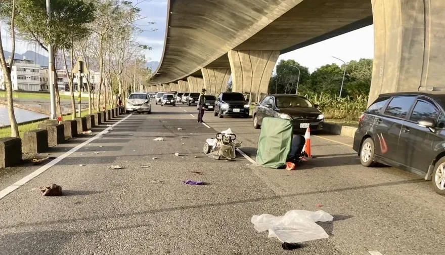 影/撞擊瞬間！宜蘭自小客追撞醫療代步車　8旬翁被撞飛