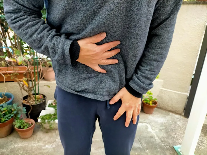 他肚子痛到受不了　開刀腸子竟破了！膿瘍包覆1根木牙籤　釀腹膜炎