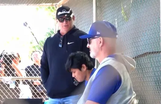 影/墨鏡哥攀談大谷翔平！　外媒曝「他來看兒子的」