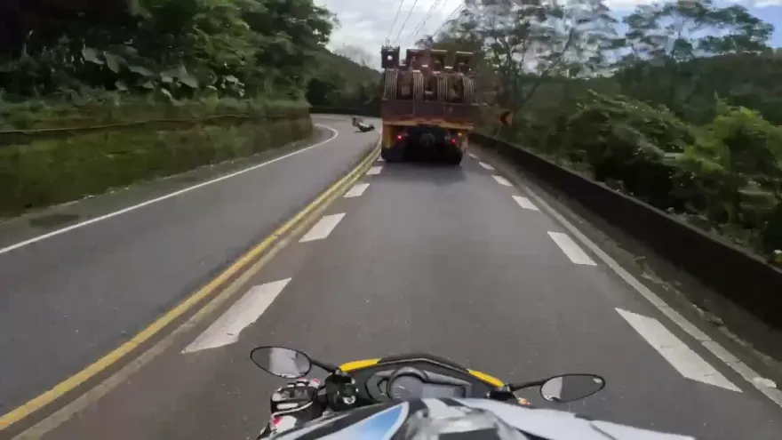 快訊/奪魂直擊！少年北宜壓車衝撞大車慘死　對向嚇到搖晃險追尾