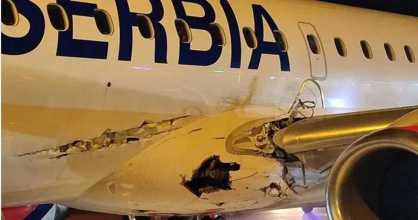 客機起飛撞跑道！機身「破大洞漏油」緊急返航降落　幸106名乘客無傷亡