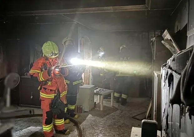 「喀」一聲斷電「客廳陷火海」！新莊一家3口獲救送醫　8貓咪奄奄一息