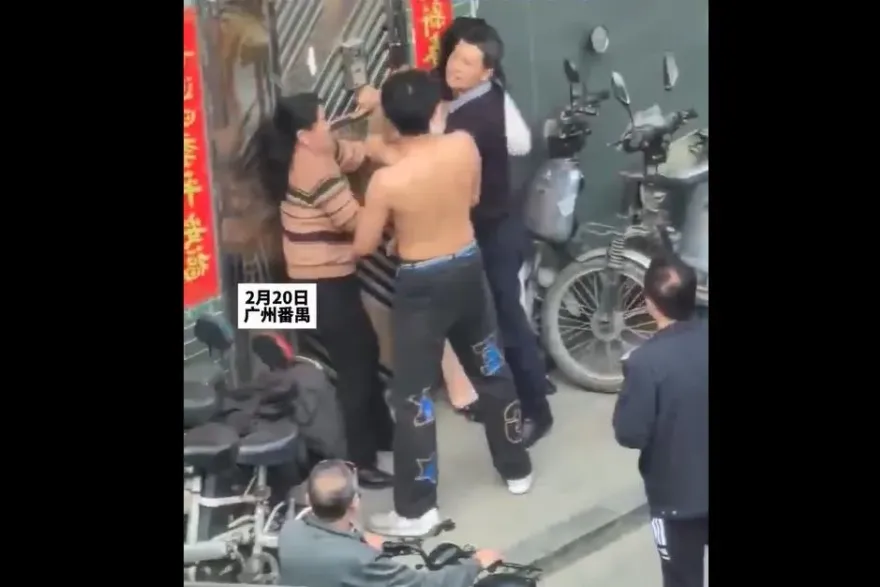 影/老爸「睡了」兒子女友「全家人打成一團」　網搖頭：電視劇都不敢這麼演