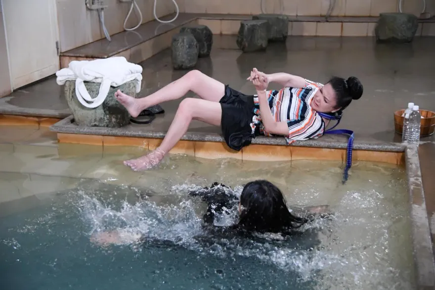 丁國琳「封G奶」泡溫泉池！因1事扭打德馨包緊緊　點名1男星拍偷情戲最騷