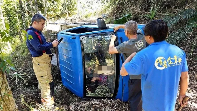 影/嘉義大埔貨車翻山路！駕駛妻一度受困車內　中埔警消急救援