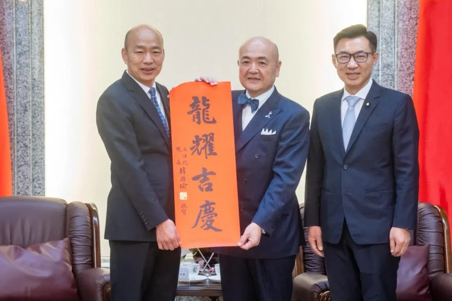 韓國瑜接見日本駐台代表　幽默笑稱髮型相同搏感情