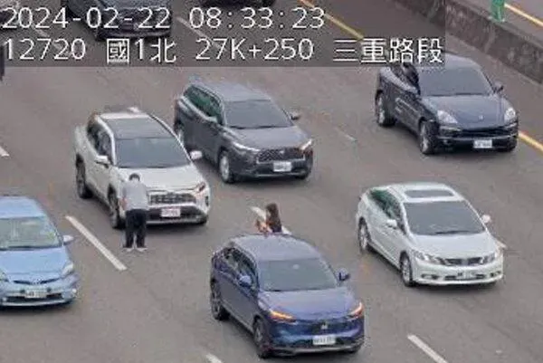 快訊/國1北向三重段2車追撞紫爆回堵　駕駛車陣下車險象環生