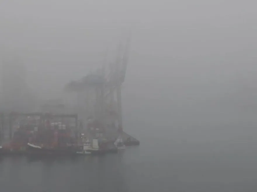 影/霧鎖雨都！基隆港霧茫茫一度封港暫停船舶進出　曬衣服發臭快烘乾