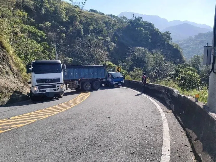 頭過身不過！阿里山公路聯結車拋錨右輪卡山溝　橫擋雙向一度阻塞