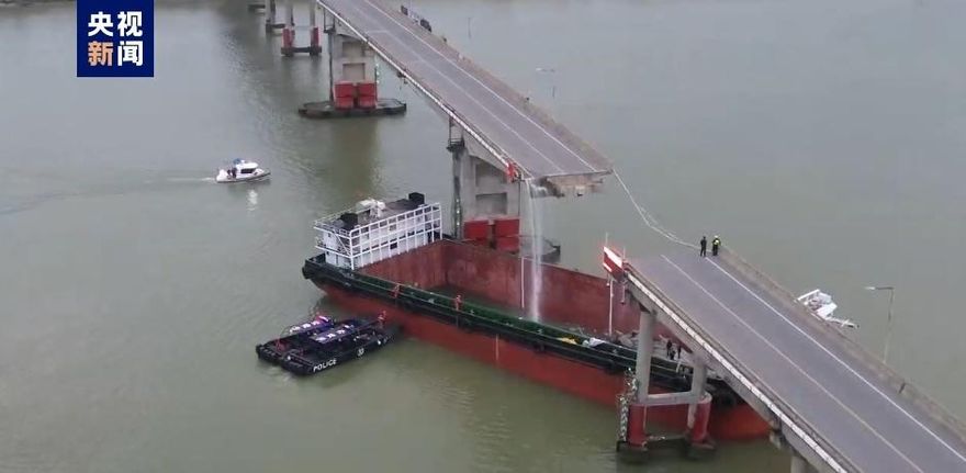 影/驚悚航拍曝！廣東大橋遭貨櫃船「撞斷成2截」　公車落水司機生死未卜
