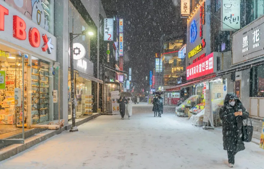 影/雪彈襲南韓！首爾積雪13.8cm創紀錄　「肉身擋車下滑」他慘遭夾死
