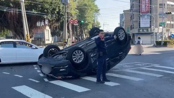 高雄烏龜翻！湖內區左轉車疑未禮讓直行車　自小客四輪朝天駕駛一度受困