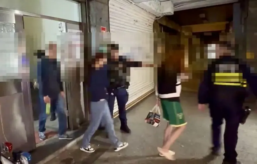 影/小套房當賭場擠34人博天九牌　警突襲全帶走查扣30萬賭資