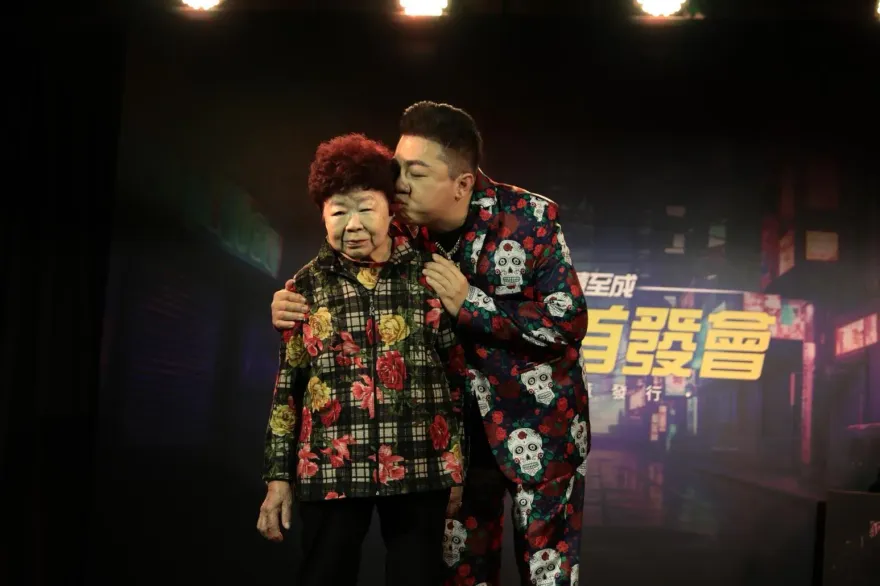 董至成甩肉18KG！出道33年首次挑戰唱饒舌　見86歲母驚喜站台淚崩了