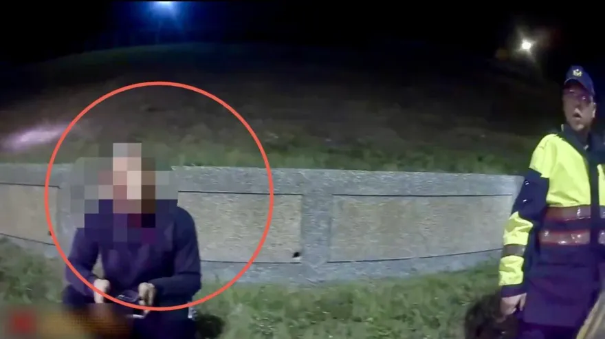 影/車子冒煙怕爆炸急丟10笑氣鋼瓶　警車上搜出各式毒品駕駛慘了