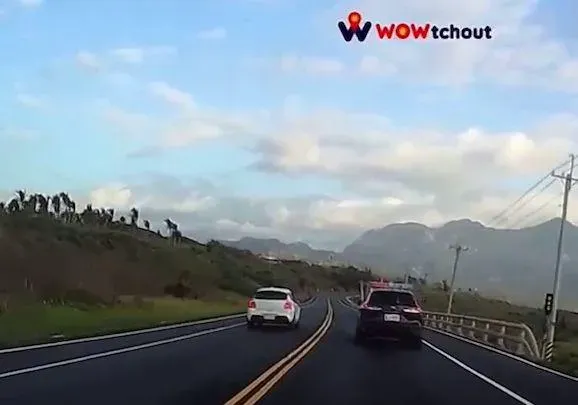 影/跨雙黃線超閃燈警車…真帶種！網驚呼：「台東風景很美麗警察很愜意」