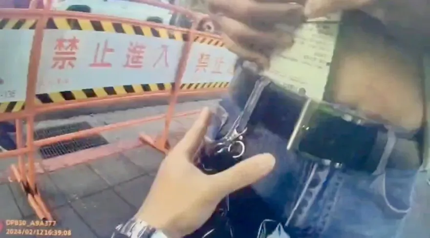影/竊賊趁年初二關渡宮人潮爆滿　偷98張刮刮樂藏腰間遭警活逮