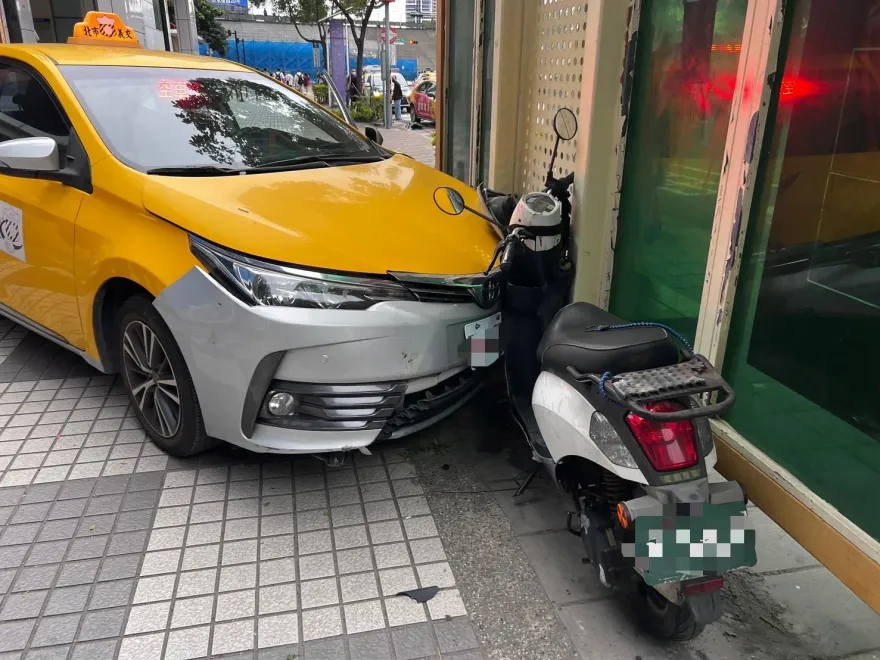影/三重驚見小黃失控衝撞3車！險撞路人最後被公車侯車亭「卡」住