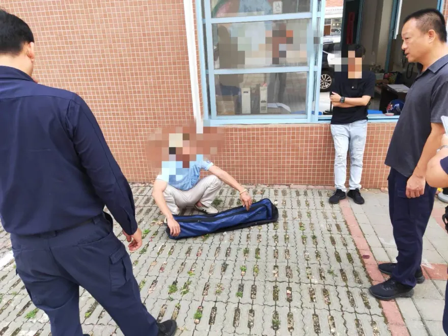 不滿兒遭霸凌！莽父「帶武士刀」衝校談判　遭警壓制挨告恐嚇送辦