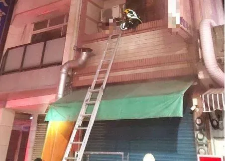 快訊/屏東萬丹住宅大火！受困1家9人送醫搶救　4人吸入性嗆傷插管