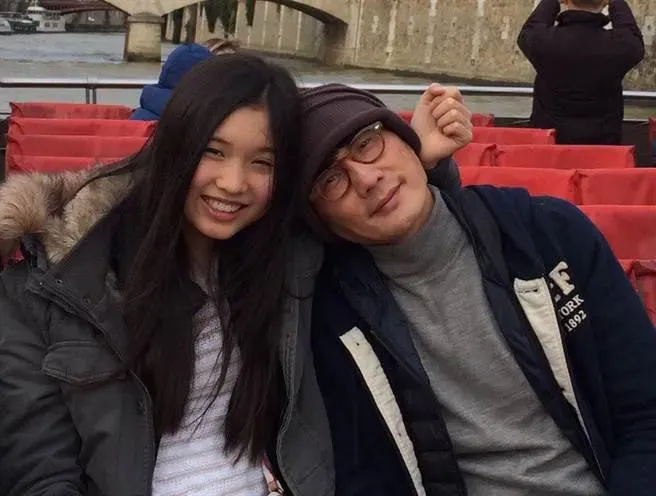 女兒逝世患社恐！包小柏AI復刻愛女「可回話能唱歌」　夫妻關係驚現轉變