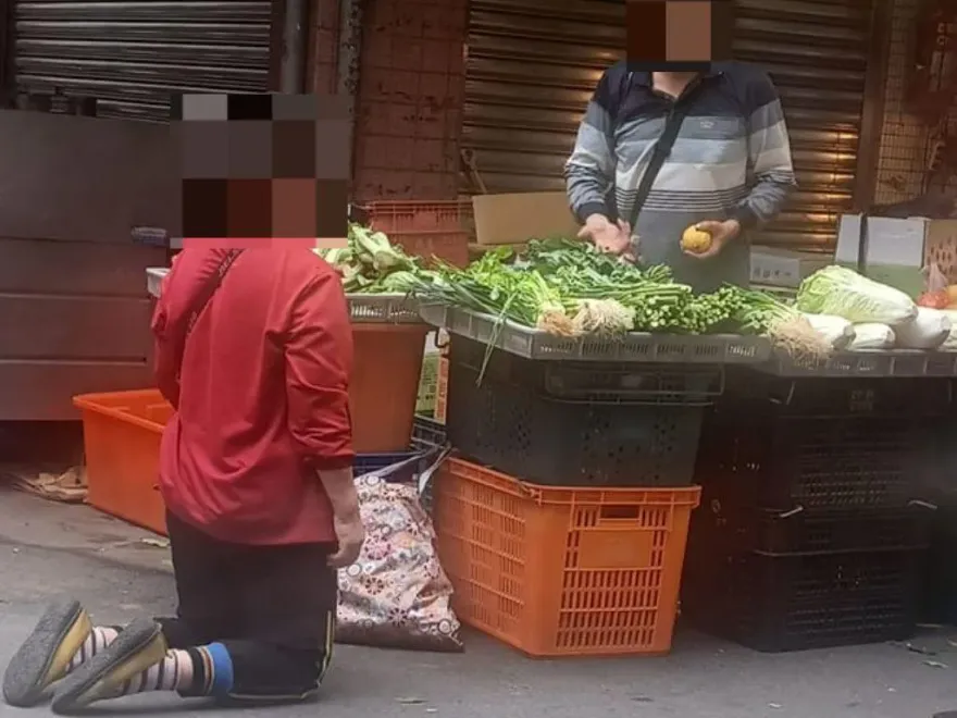 街頭奇景！婦買完菜…半小時後回攤販嗆「收500沒找錢」　還下跪喊救命