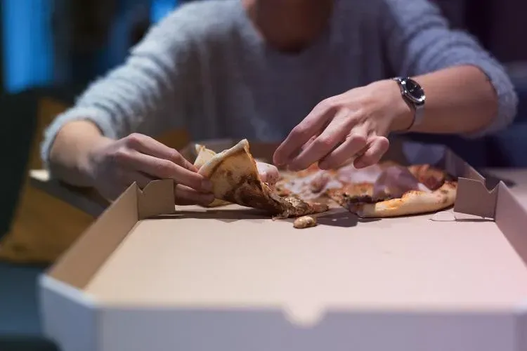 一堆人超愛！宵夜「吃4食物」脂肪堆積還睡不好：奶酪、麵條都中了