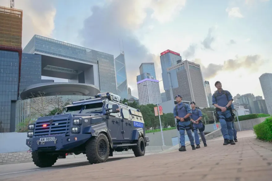 港澳辦主任夏寶龍抵港考察！港反恐特警待命「劍齒虎裝甲車」高姿態巡邏