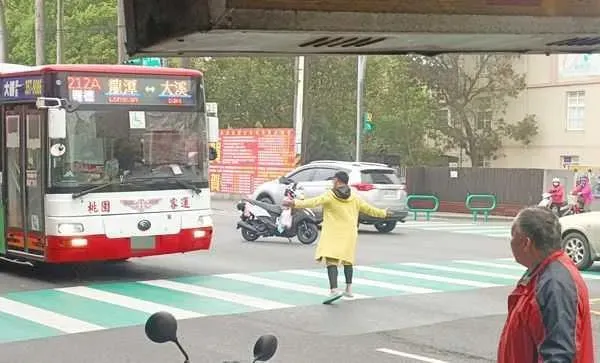 桃園驚見「帝王行人」！黃衣男路中央「亂攔車」　軍車、公車照樣擋