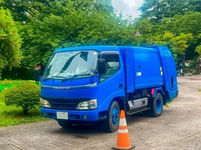 手煞車沒拉緊！垃圾車駕駛下車作業　車子滑動撞向民宅他慘遭夾死