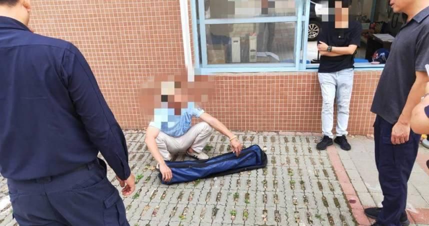 台中爸懷疑小孩遭霸凌持武士刀闖校園！1500師生躲教室全嚇傻