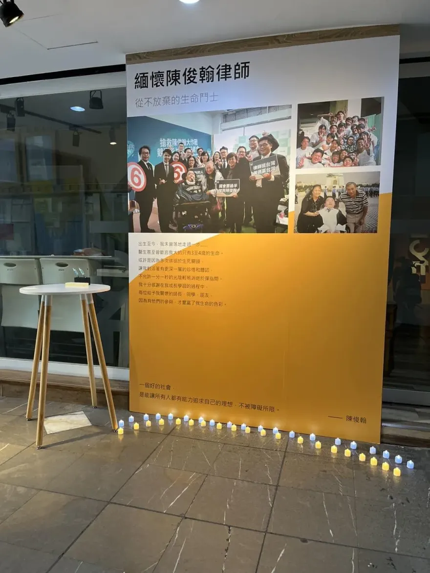 陳俊翰追思連儂牆完成設置　民眾前往緬懷致哀