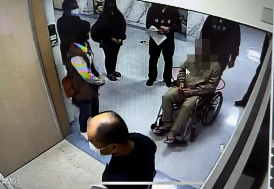 影/催淚！服刑父夜奔ICU探命危女兒　悲喊「爸爸來了」…小妹竟回應「這動作」