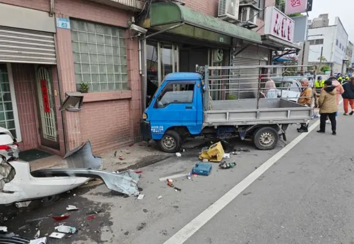 快訊/撞擊畫面曝！桃園小貨車遭追尾...失控衝民宅　57歲駕駛送醫不治
