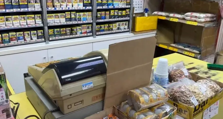 影/台南惡煞闖雜貨店「持剪刀猛刺」老闆！行兇後逃離　現場血跡斑斑