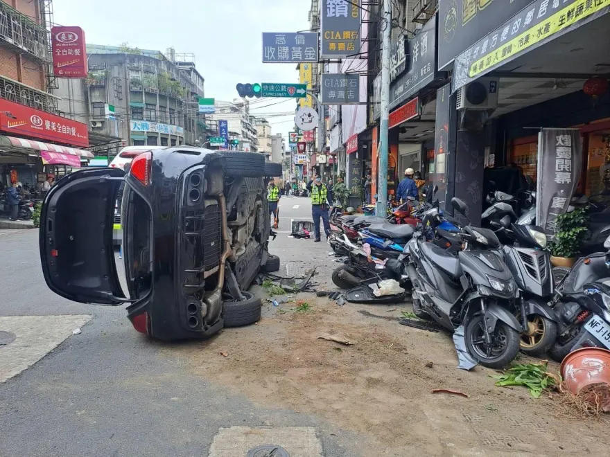 影/送完餐遇死劫！賓士「不明原因」衝撞翻車　女外送員慘壓車底身亡