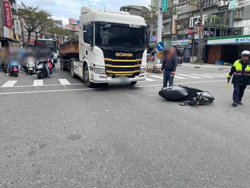 影/生死瞬間！新莊砂石車黃燈煞不住險吞機車　人車噴飛畫面曝