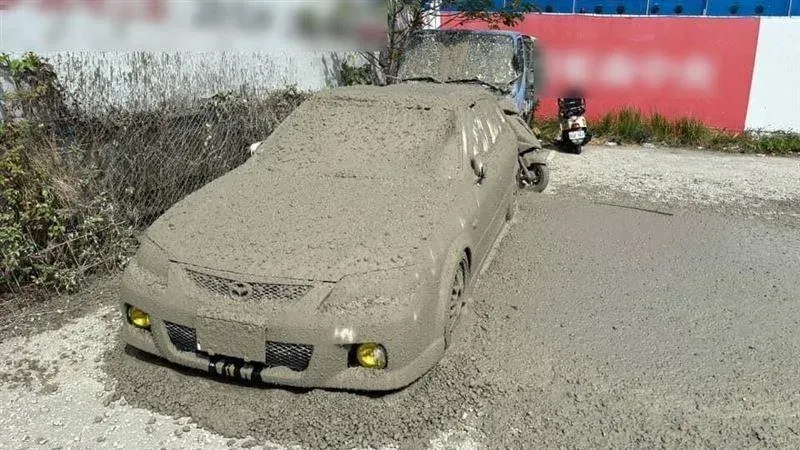 影/泥漿雨狂噴！馬自達慘變「水泥車」　建商霸氣喊話「全額買下」