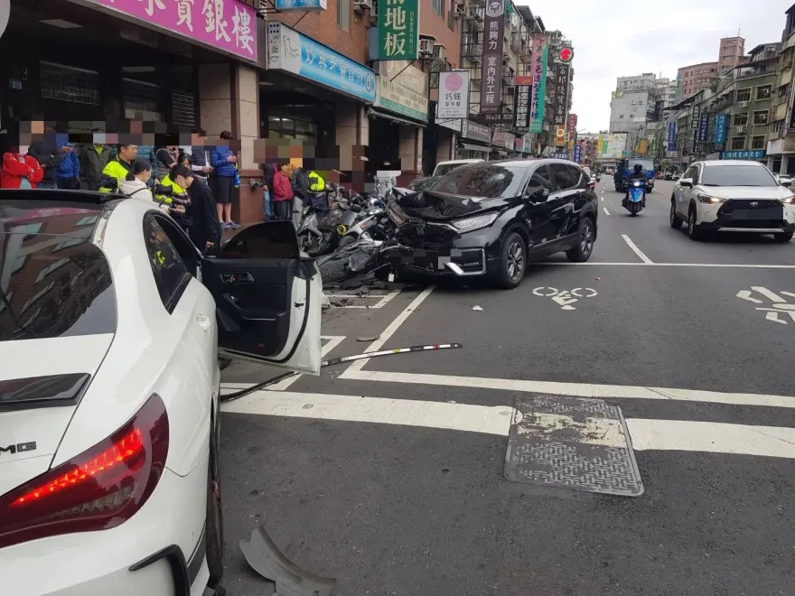 剛流產頭暈恍神！三重賓士女衝撞對向車道　連撞15車2人送醫