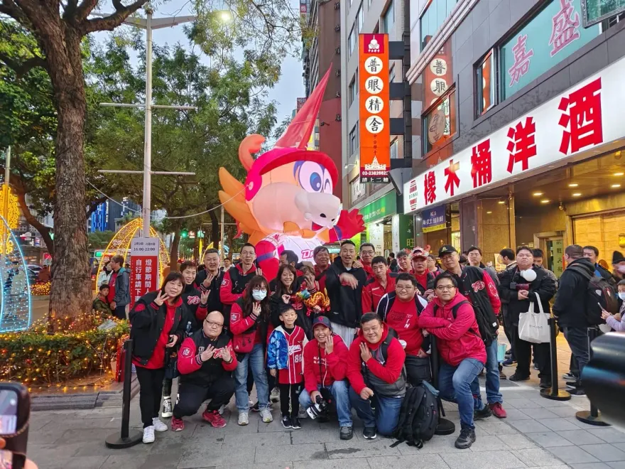 威弟、小龍女揪球迷關注偏鄉少棒！元宵現身燈會發小紅包