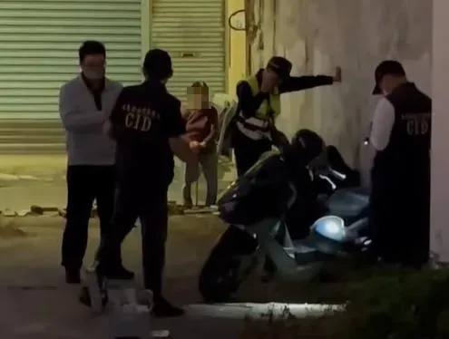 影/屏東竊賊猝逝「警執法影片曝」！他坐地遭5警包圍　無抵抗不斷求饒