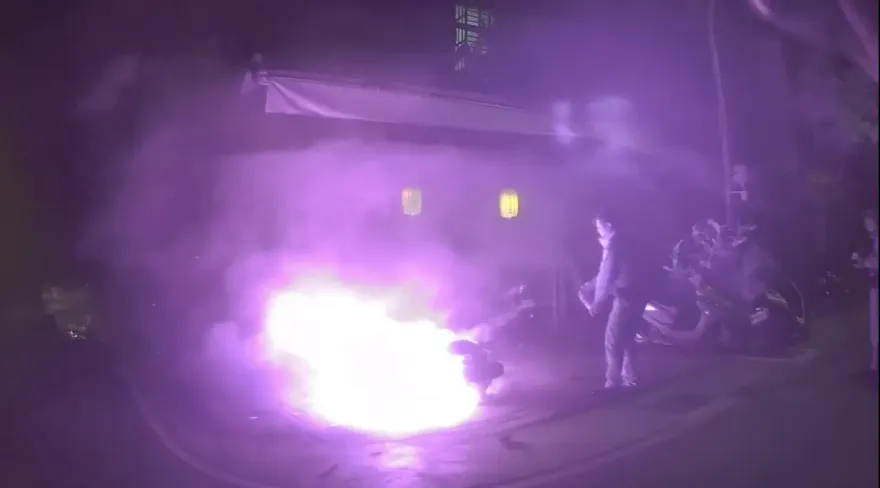 快訊/中和凌晨駭人縱火！男怒砸仇家機車再放火燒　逃逸後被逮回
