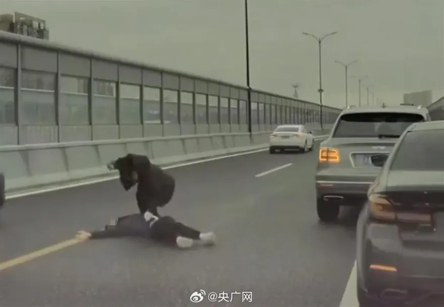 影/賓利男逼停BMW車主暴打「還拔行車紀錄器」　竟是「表兄弟」經營糾紛起衝突
