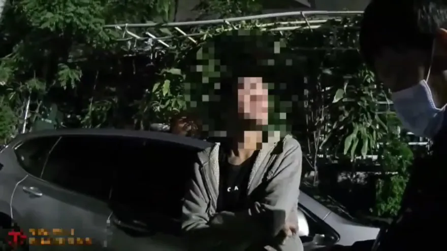 影/天降業績！三重警關懷路倒醉漢　對方竟自爆：我被通緝快銬我