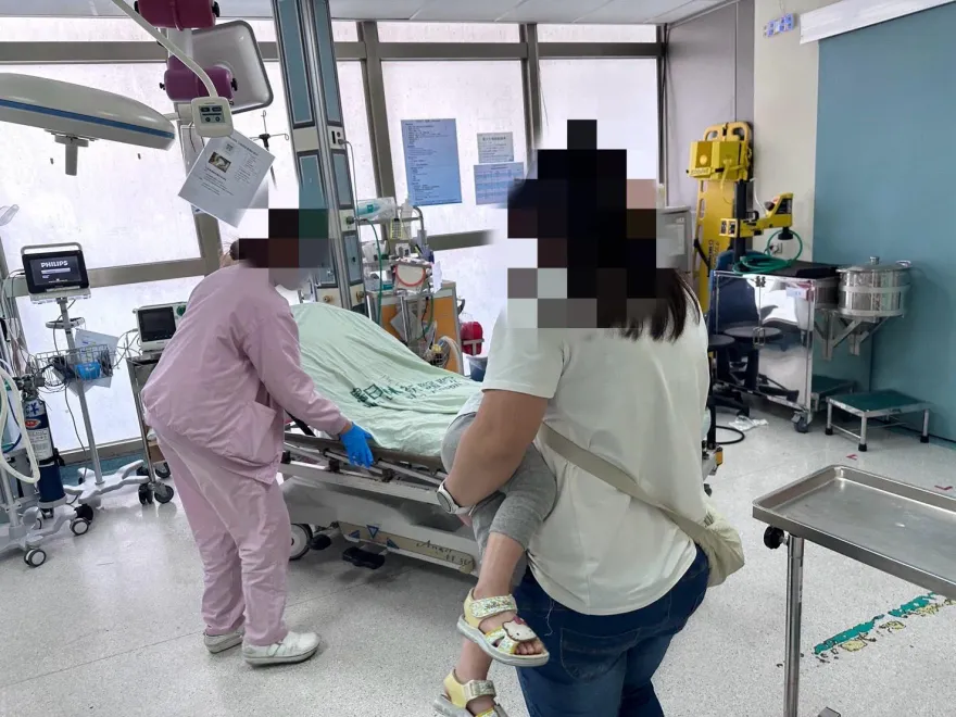 影/台中2歲女童熱痙攣昏迷！警開道8分鐘送醫搶命　家屬致謝「貴人」