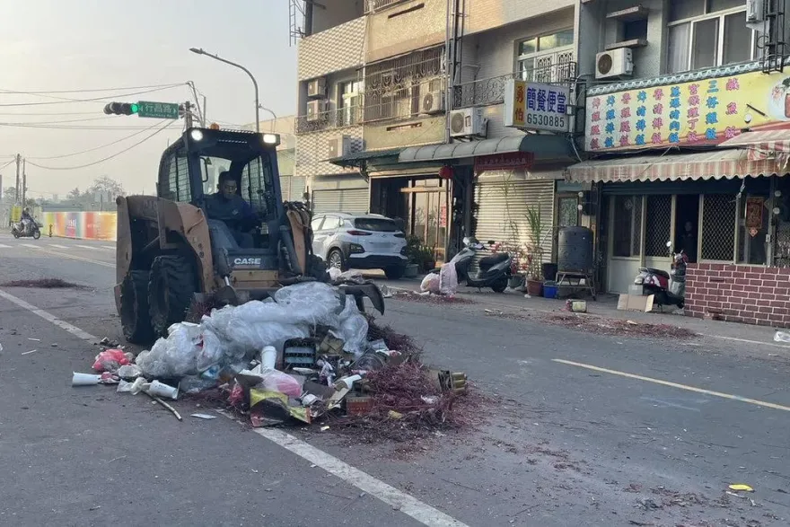 台南鹽水蜂炮活動落幕！　一夜激情過後清出「49噸垃圾」