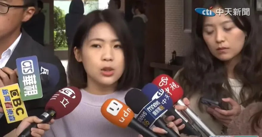 影/徐巧芯譙洪申翰腦子不清：民進黨扣追求真相民眾紅帽子